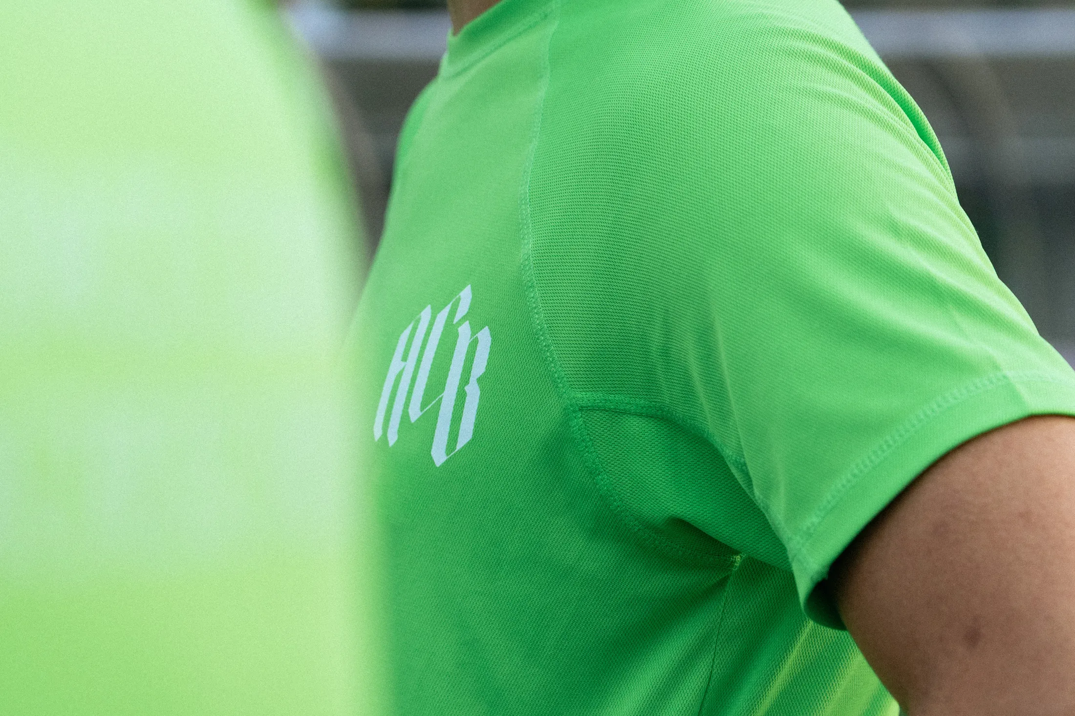 Il monogramma ACB sulla manica della maglia fluo
