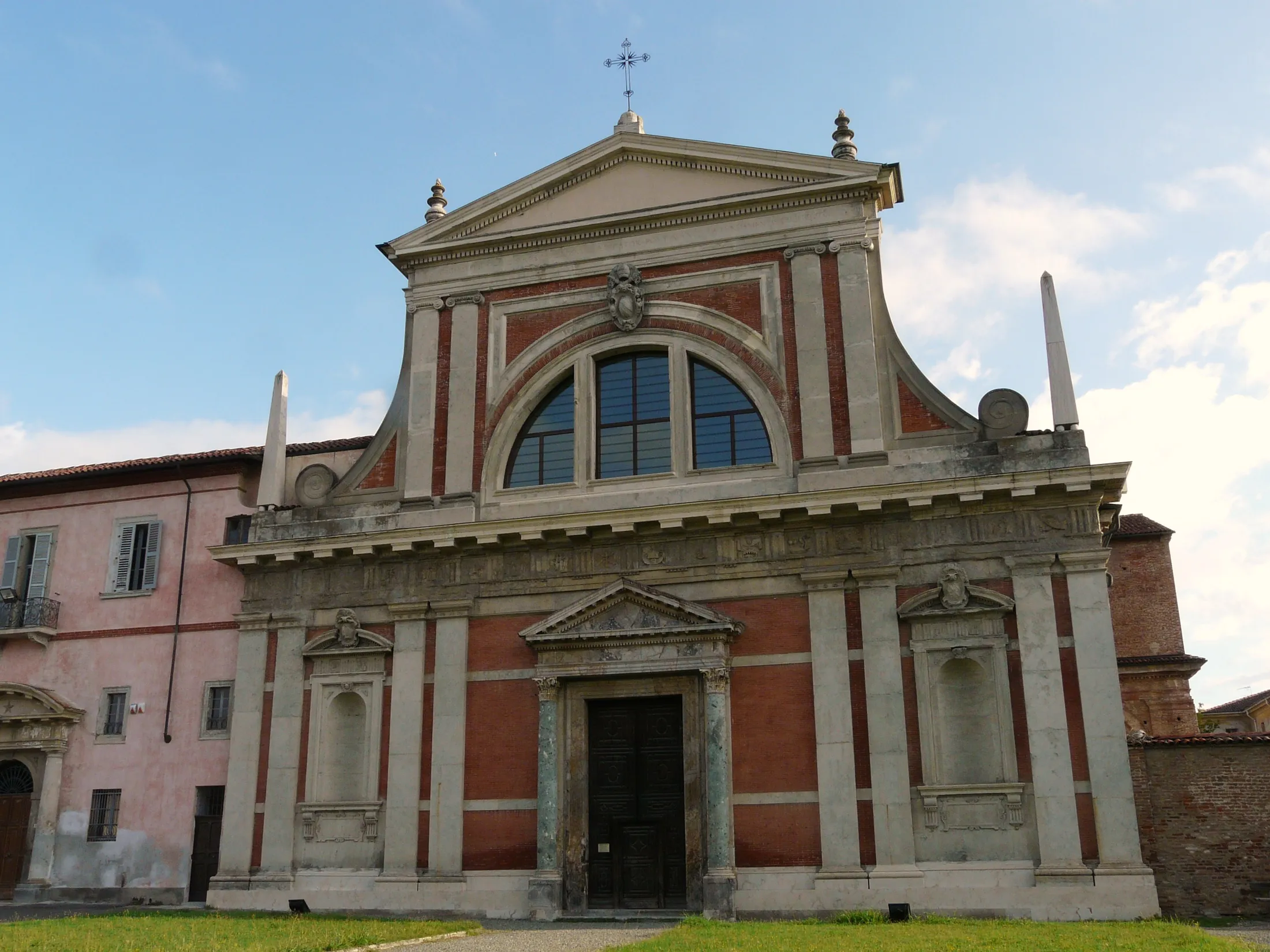 La facciata della chiesa di Santa Croce a Bosco Marengo