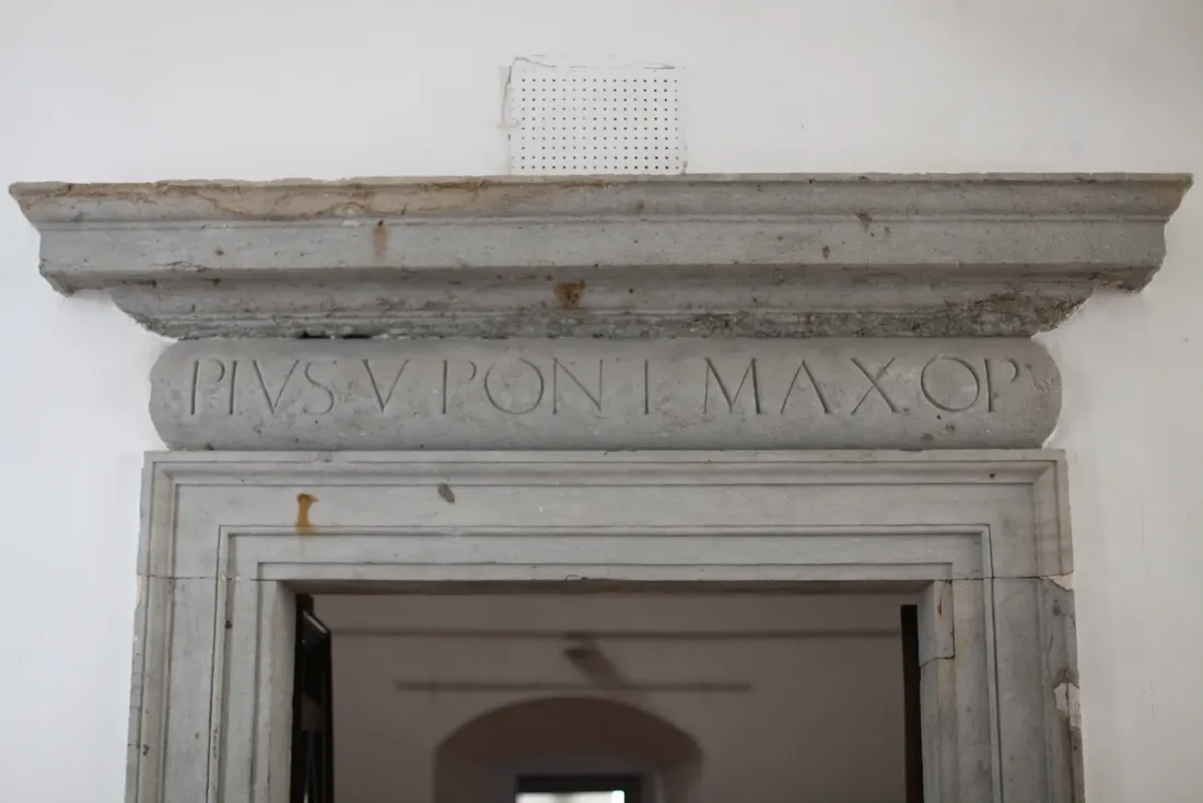 L'architrave con l'iscrizione dedicata a Pio V