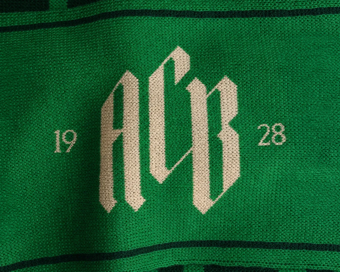 Il monogramma ACB tra il 19 e il 28, lavorato a maglia