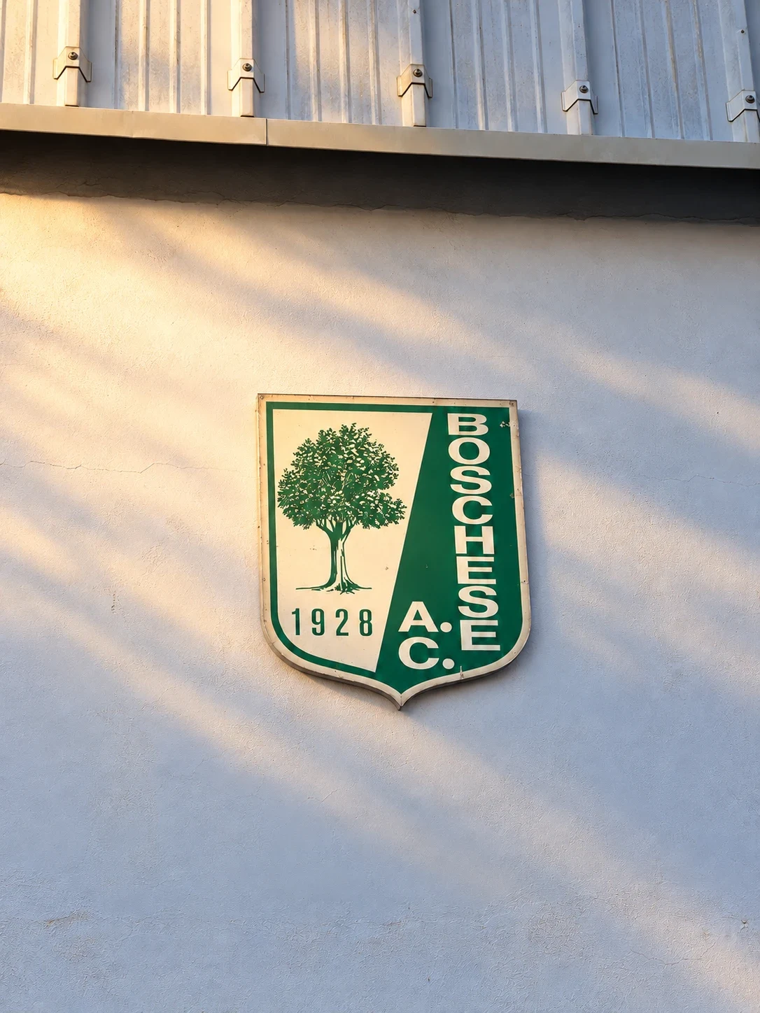 Lo scudetto storico con il gelso, appeso al muro del campo