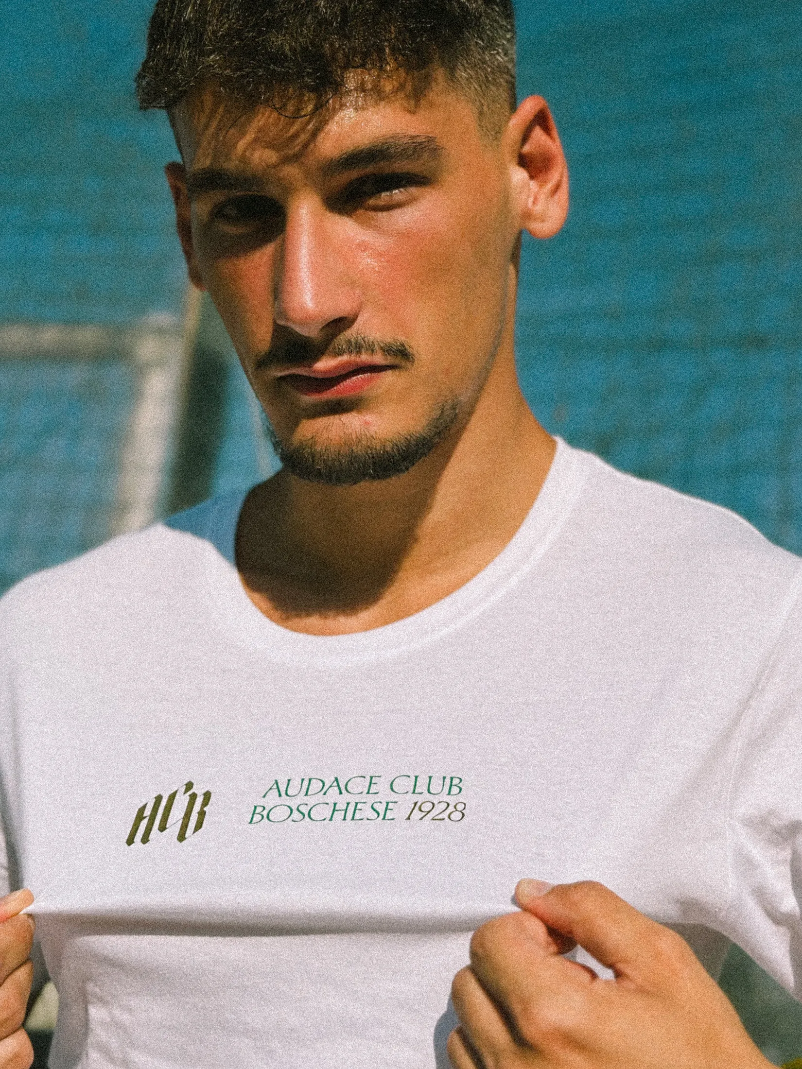 T-shirt bianca con monogramma e logotipo