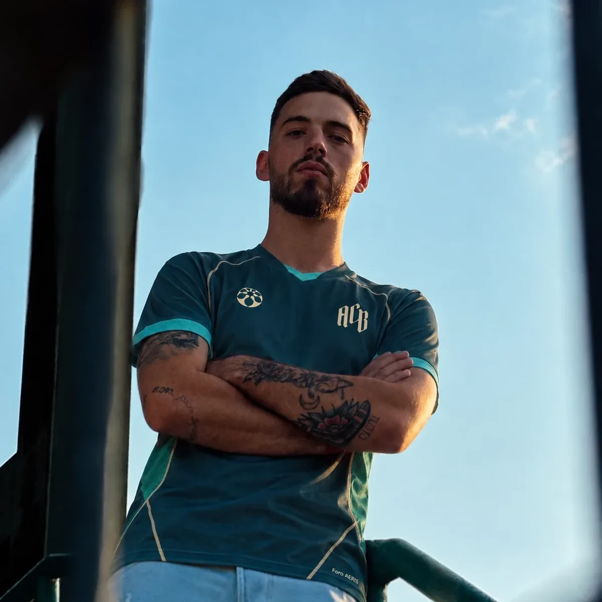Giocatore in panchina con la maglia home
