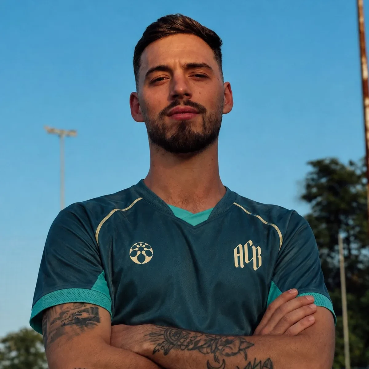 Ritratto dal basso con la maglia home