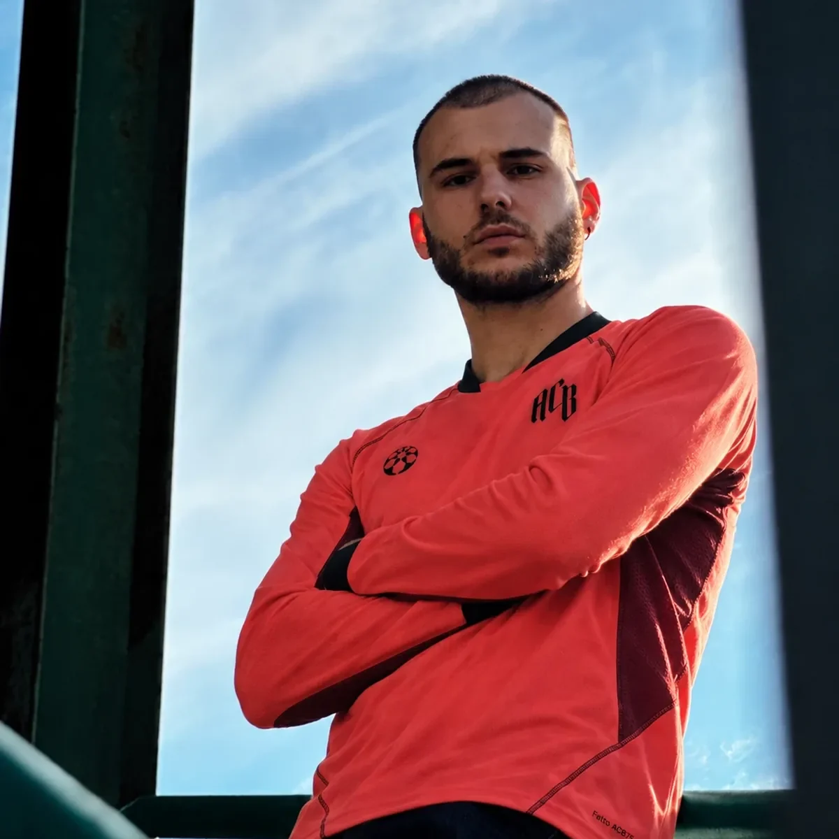 Il portiere appoggiato al palo