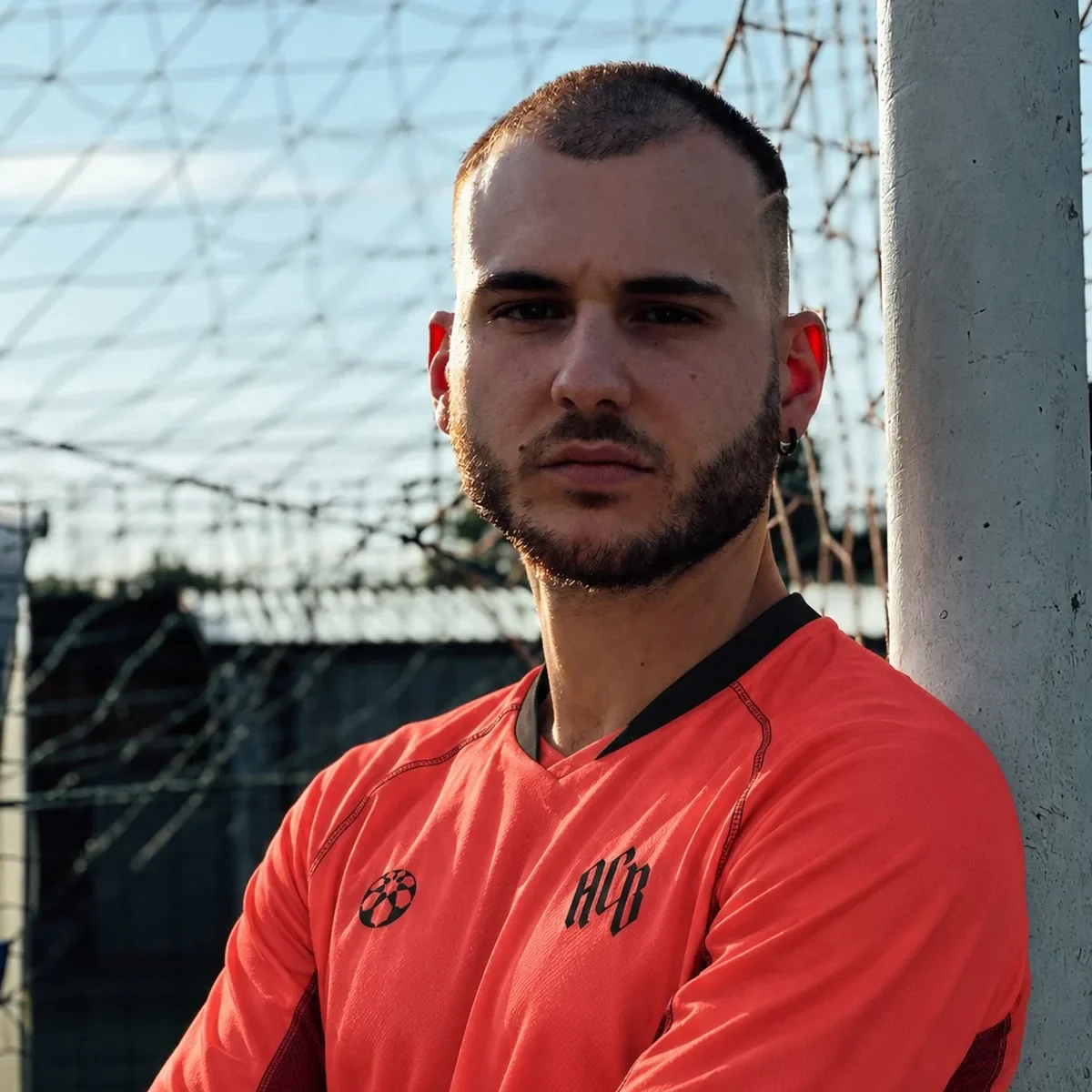 Il portiere a braccia conserte