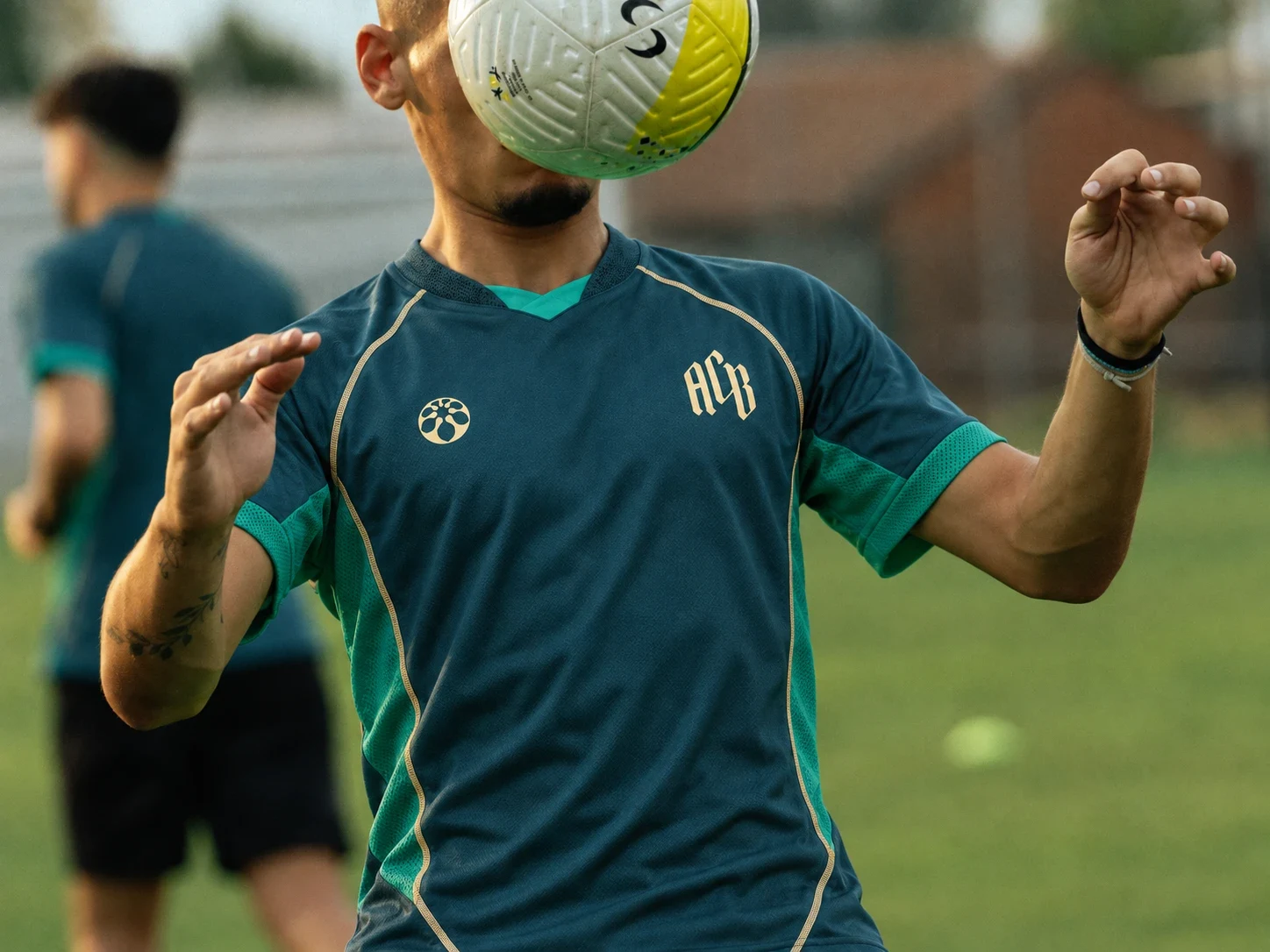 Palleggio di petto con la maglia home