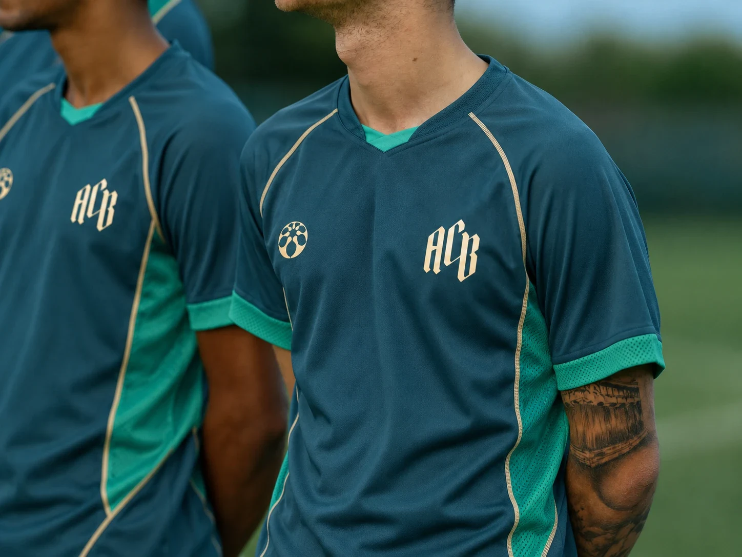 Il monogramma sulla maglia home indossata