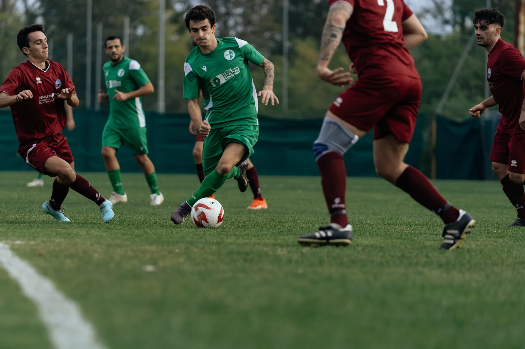 Dribbling in mezzo agli avversari granata