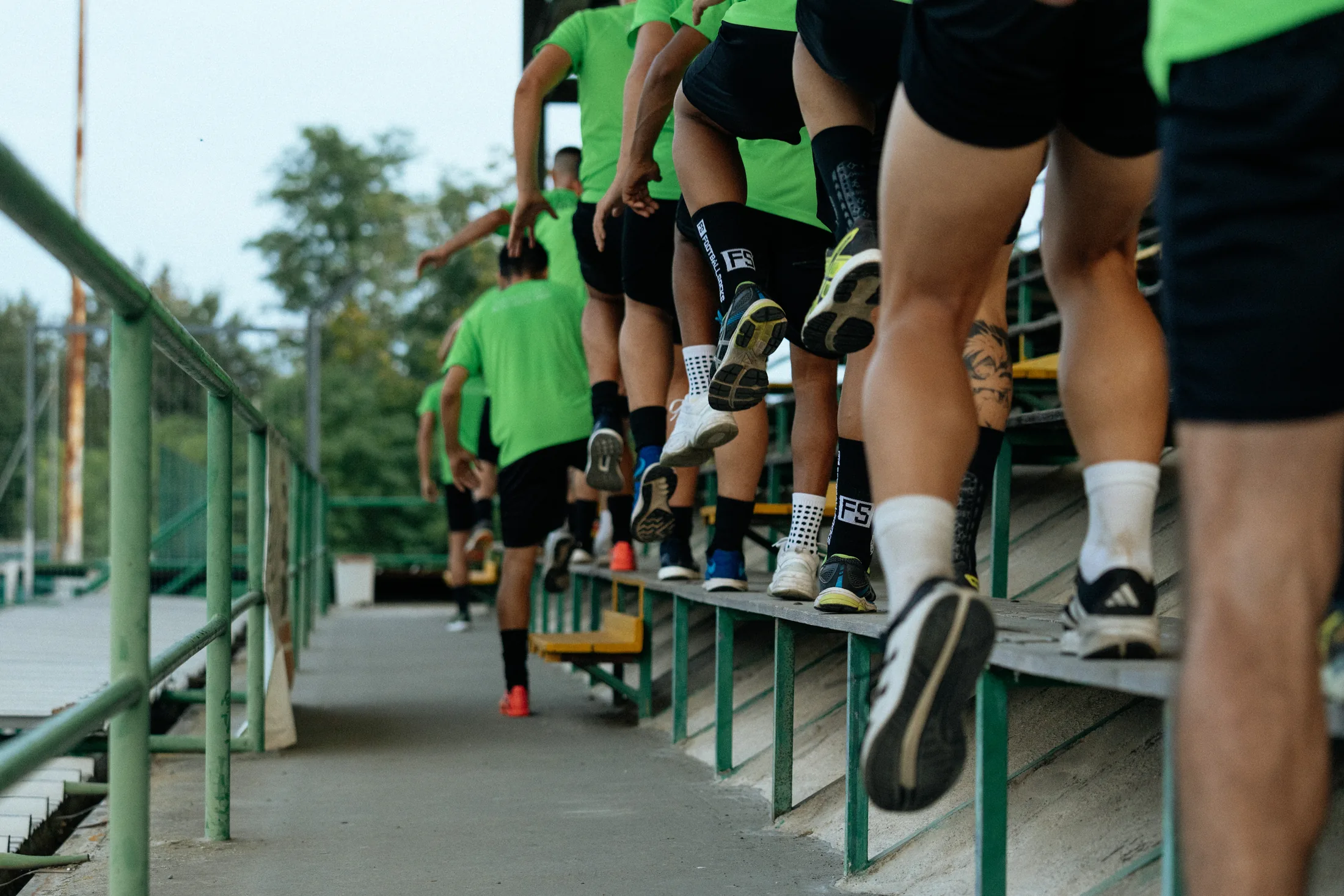 I giocatori dell'Audace Club Boschese salgono le gradinate in allenamento